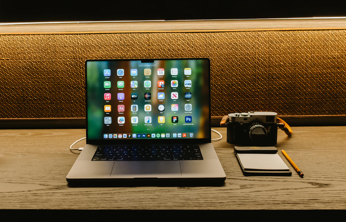 Ordinateur, appareil photo et carnet sur un bureau