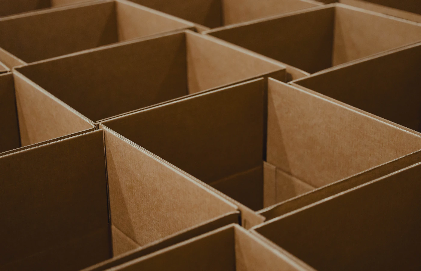 Cartons ouverts, illustration de la préparation de commandes