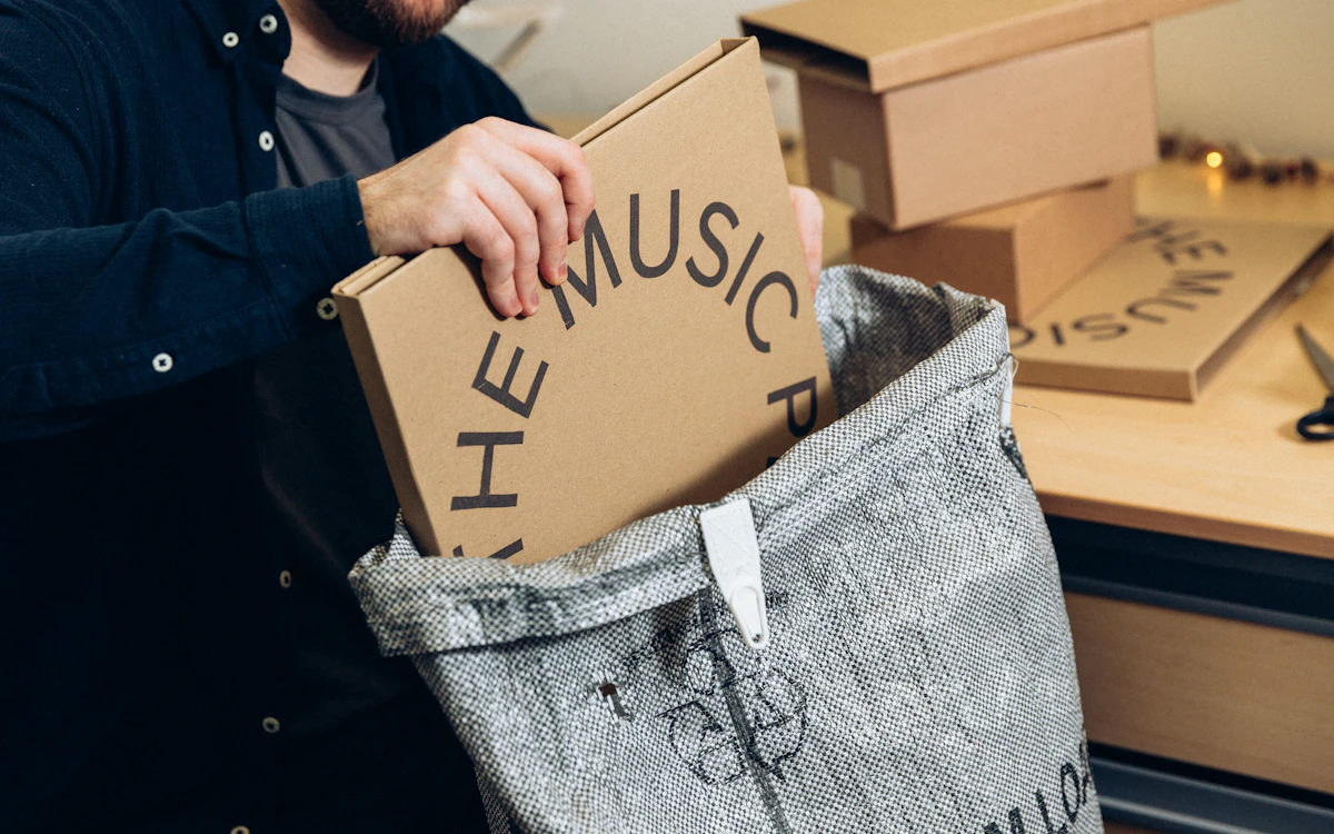 Personne préparant l’expédition d’un produit dans un emballage en carton
